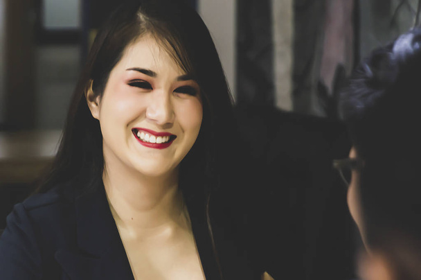 Retrato de una candidata sonriente durante una reunión corporativa o
 - Foto, Imagen