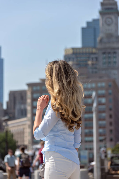 Blondýny žena v modré košili pózuje v Bostonu - Fotografie, Obrázek