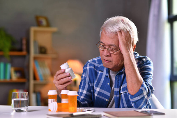 Asiatique senior homme avec ses bouteilles de médicaments
 - Photo, image