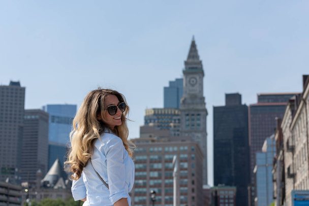 Блондинка в синей рубашке позирует в Бостоне
 - Фото, изображение