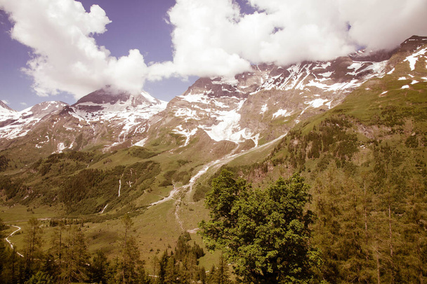 Un hermoso paisaje en las montañas. Un sendero para montañistas y excursionistas con una hermosa vista sobre las cumbres de los Alpes
. - Foto, Imagen