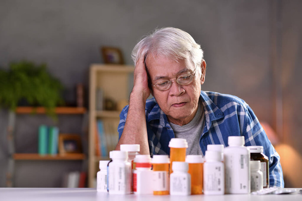Asiatique senior homme avec ses bouteilles de médicaments
 - Photo, image