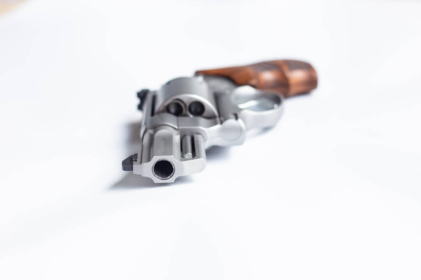 .357 массивный револьвер калибра .44, спрятанный на белой скамье
 - Фото, изображение
