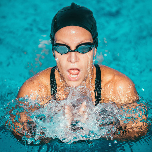 Nadador de senos en la piscina
 - Foto, Imagen
