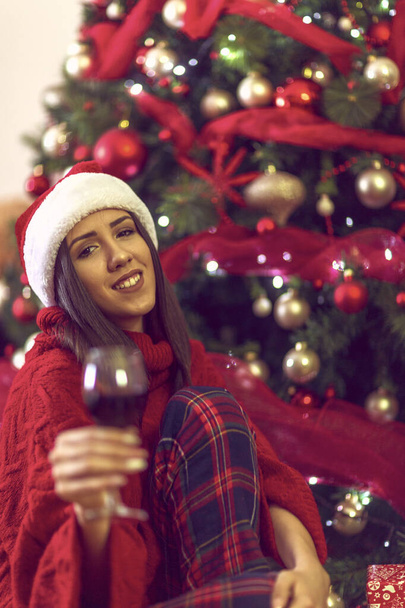 Frau stößt mit Rotwein an.Urlaub, Winter und Menschen-Konzept - Foto, Bild