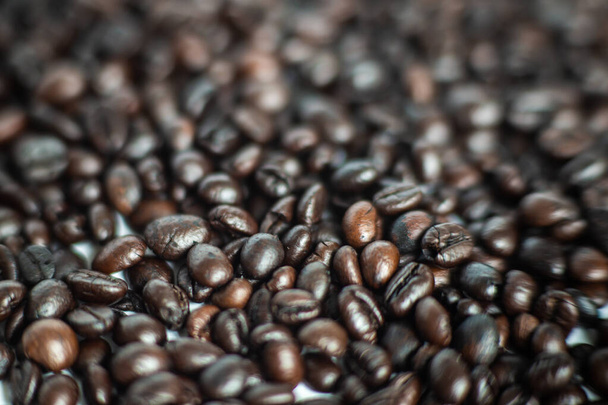 ローストダークブラウンコーヒー豆の服アップ - 写真・画像