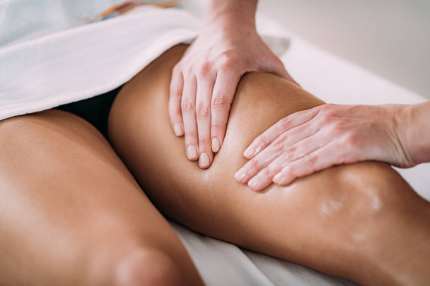 Terapia de massagem esportiva de pernas
 - Foto, Imagem