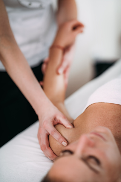 Thérapie de massage sportif des épaules
 - Photo, image