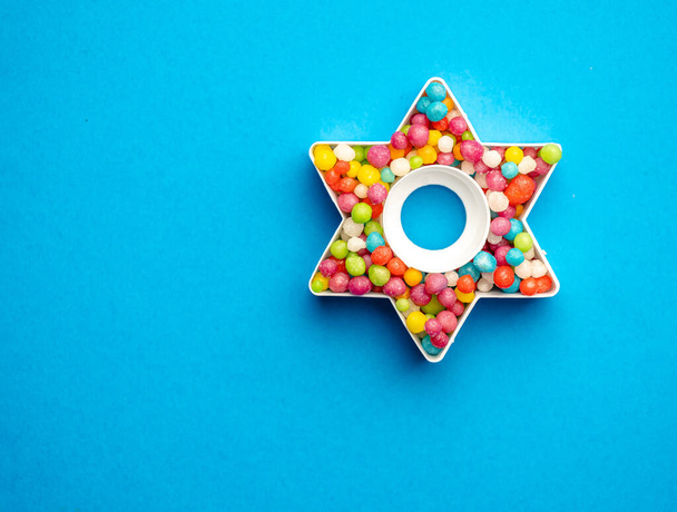 Tvůrčí rozložení tvaru hvězdy s barevnými bonbóny nad modrou ba - Fotografie, Obrázek