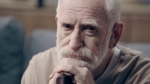 Starszy mężczyzna z demencją siedzący samotnie - Materiał filmowy, wideo
