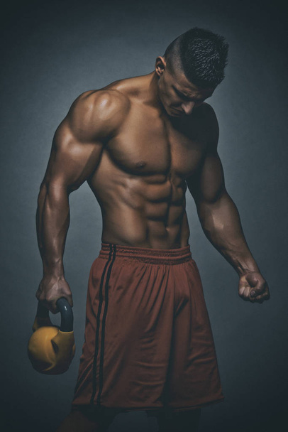 gut aussehende athletische muskulöse Männer, die mit Gewichten trainieren - Foto, Bild