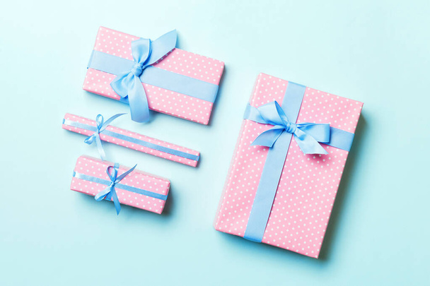 Caja de regalo con lazo azul para Navidad o Año Nuevo sobre fondo azul, vista superior - Foto, imagen
