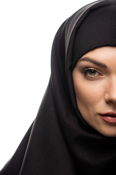 vista cortada de bela jovem muçulmana no hijab isolado no branco
 - Foto, Imagem