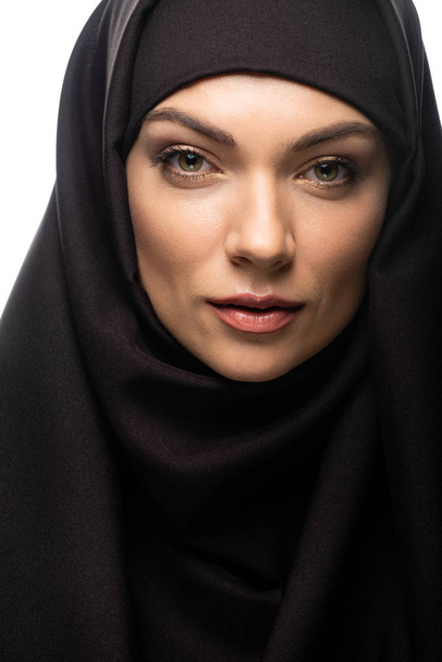 hermosa joven musulmana en hijab mirando a la cámara aislada en blanco
 - Foto, Imagen