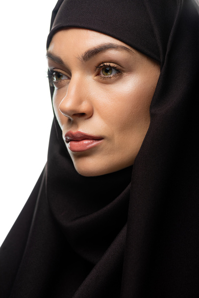 attractive young Muslim woman in hijab looking away isolated on white - Foto, afbeelding