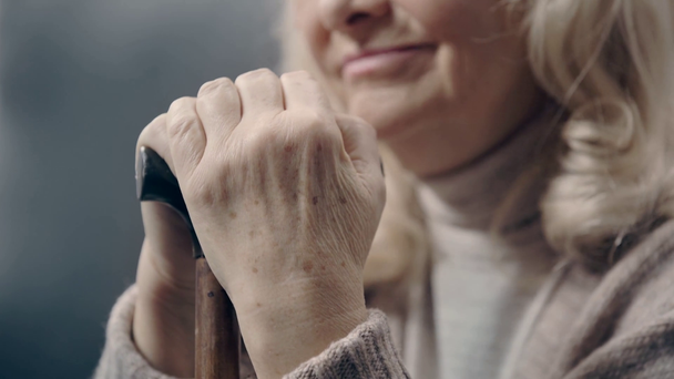 Seniorin mit Demenz hält Gehstock in der Hand - Filmmaterial, Video