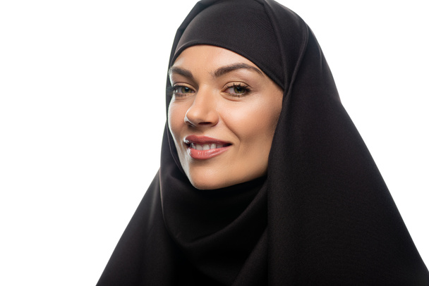 Улыбающаяся привлекательная мусульманка в хиджабе, изолированная на белом
 - Фото, изображение
