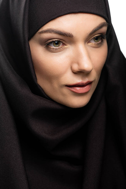 красивая молодая мусульманка в хиджабе смотрит в сторону изолированных на белом
 - Фото, изображение