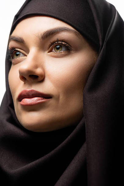 gyönyörű fiatal muszlim nő hidzsáb néz el elszigetelt fehér - Fotó, kép
