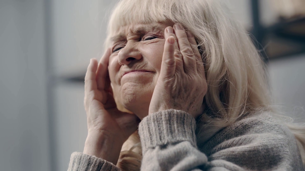 Femme âgée atteinte de démence ayant une migraine
  - Séquence, vidéo