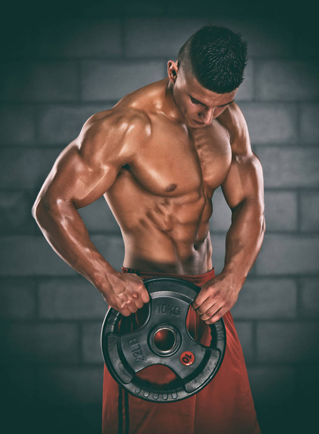 Fešák atletický svalnatý muži cvičení s tělesnou hmotností - Fotografie, Obrázek