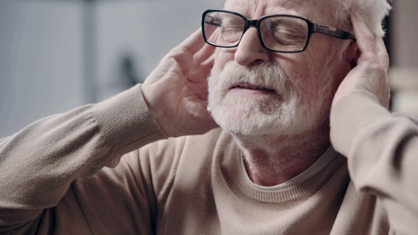 Moe oudere man met dementie die hoofdpijn heeft - Video