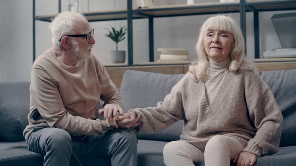 Oudere man kalmeert vrouw met dementie - Video