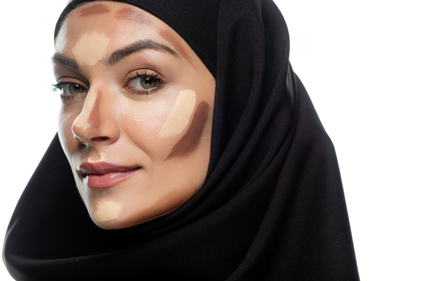 jonge moslim vrouw in hijab met gezichtscontouren geïsoleerd op wit - Foto, afbeelding