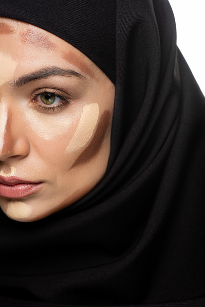 частичный взгляд молодой мусульманки в хиджабе с контуром лица, изолированным на белом
 - Фото, изображение