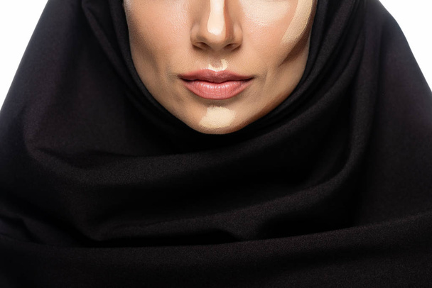 обрезанный вид молодой мусульманки в хиджабе с контуром лица изолирован на белом
 - Фото, изображение