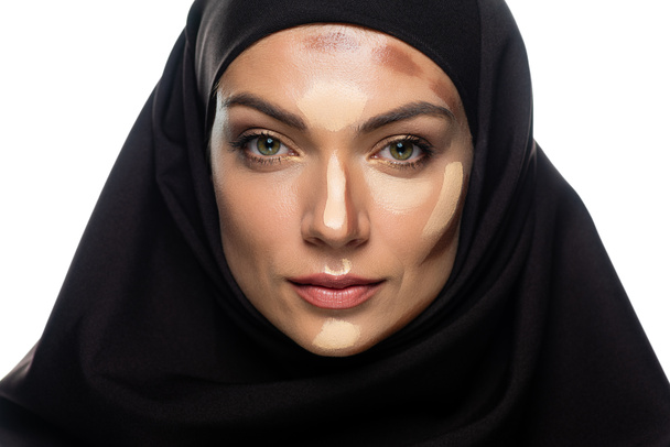 молодая мусульманка в хиджабе с контуром лица изолирована на белом
 - Фото, изображение