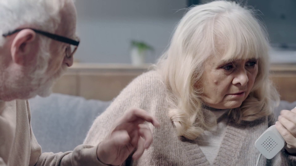 Donna anziana con demenza e telefono cellulare per marito
 - Filmati, video