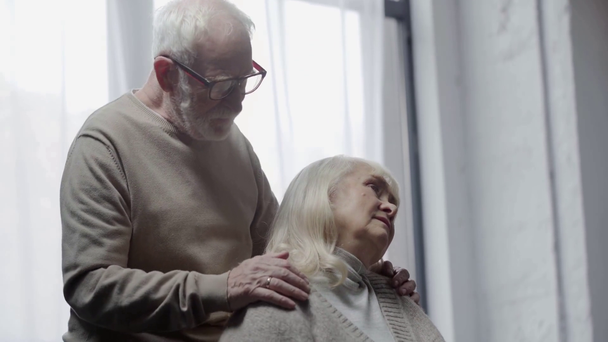 Oudere man kalmeert vrouw met dementie - Video