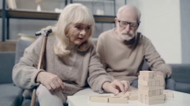 Gry Starsza para z demencją gra w bloki drewna gry - Materiał filmowy, wideo