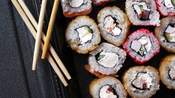 Ρολά σολωμού σούσι, ιαπωνικό φαγητό - Φωτογραφία, εικόνα