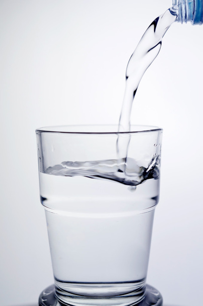 Remplissage d'un verre d'eau montrant un concept de boisson
 - Photo, image