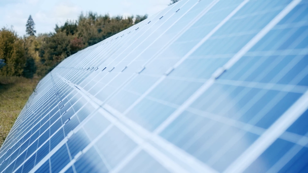 selektywne skupienie niebieskich baterii słonecznych na zewnątrz  - Materiał filmowy, wideo