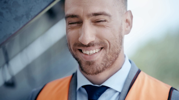 Hombre de negocios sonriente mirando a la cámara
  - Metraje, vídeo