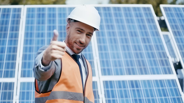 ビジネスマンが手を振って太陽電池パネルを指して  - 映像、動画