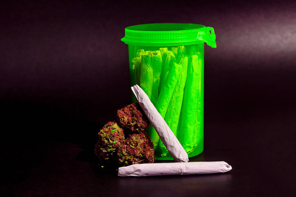 Ένα φωτεινό διαφανές πράσινο Rx χάπι μπουκάλι γεμάτο με μαριχουάνα  - Φωτογραφία, εικόνα