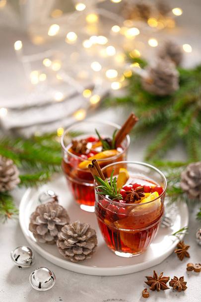 Christmas mulled wine. Traditional Xmas festive drink with decorations and fir tree - Foto, immagini