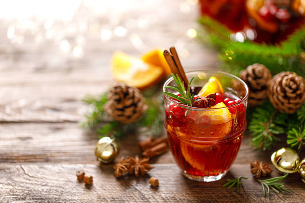 Christmas mulled wine. Traditional festive drink with decorations and fir tre - Foto, Bild