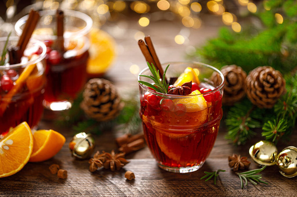 Christmas mulled wine. Traditional festive drink with decorations and fir tre - Fotografie, Obrázek