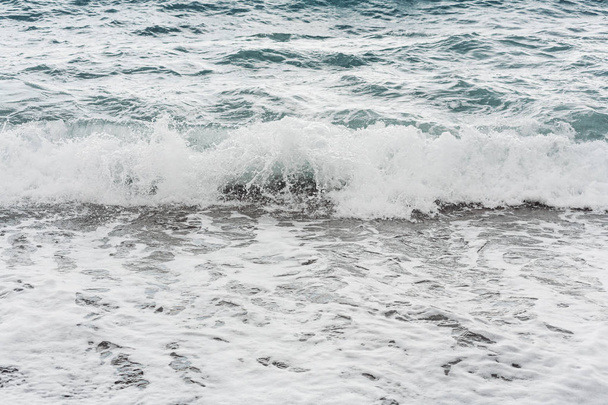 vagues éclaboussent sur le rivage en été
  - Photo, image