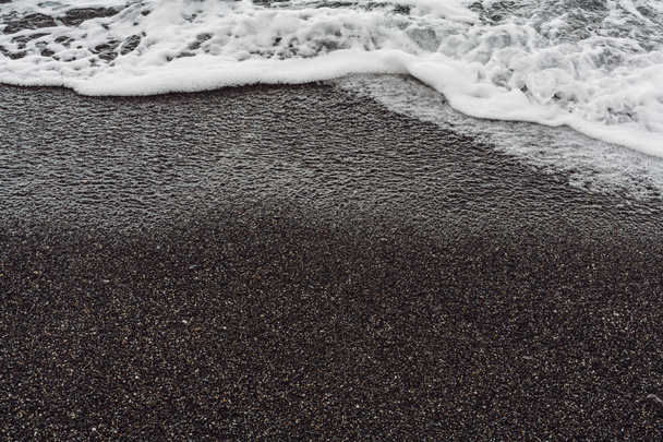 mousse de mer blanche sur plage de sable mouillée
  - Photo, image