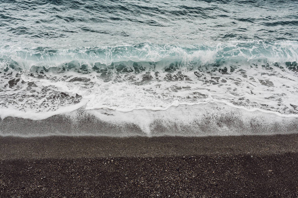 vagues de mer avec mousse blanche sur la plage en bord de mer
  - Photo, image