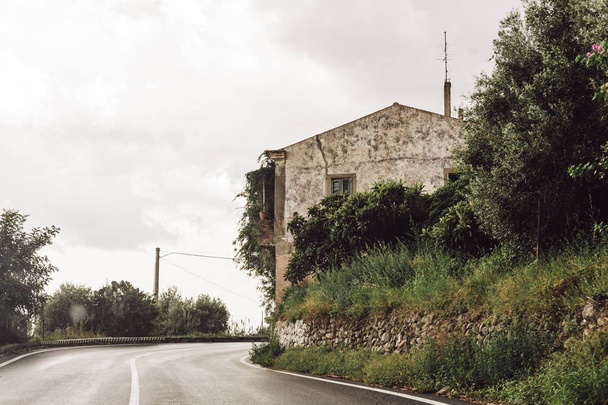budynek w pobliżu drogi i zielonych drzew we Włoszech  - Zdjęcie, obraz