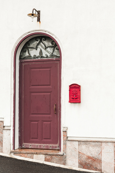 edificio con puerta roja cerca de buzón vintage
  - Foto, Imagen