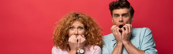 scared couple gesturing in casual clothes isolated on red - Foto, Bild