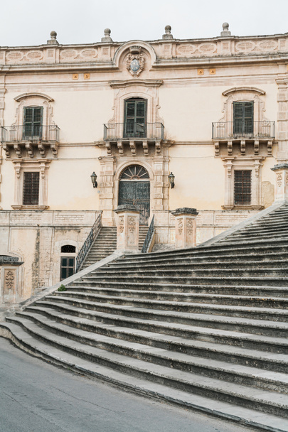 σκάλες κοντά στο αρχαίο κτίριο στη Μόντικα, Ιταλία  - Φωτογραφία, εικόνα